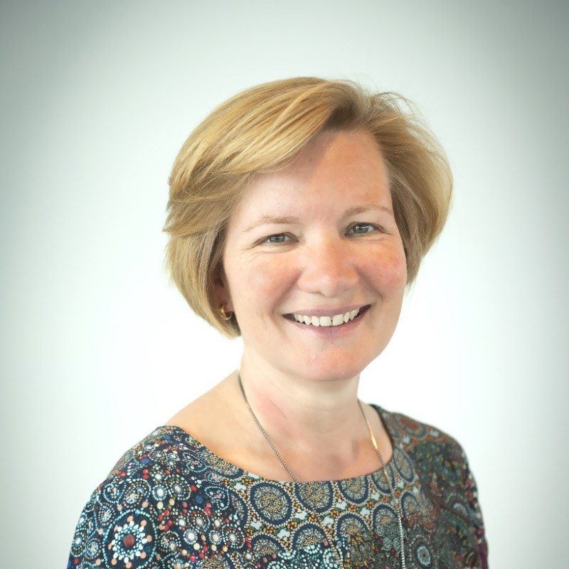 Photo en couleurs de Alexandra Van Caeneghem, spécialiste chevronnée du droit social.